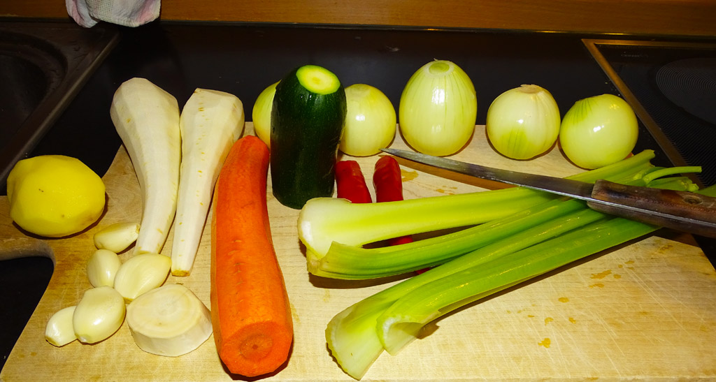 Пастинаки, морковь, сельдерей, кабачок и хрен